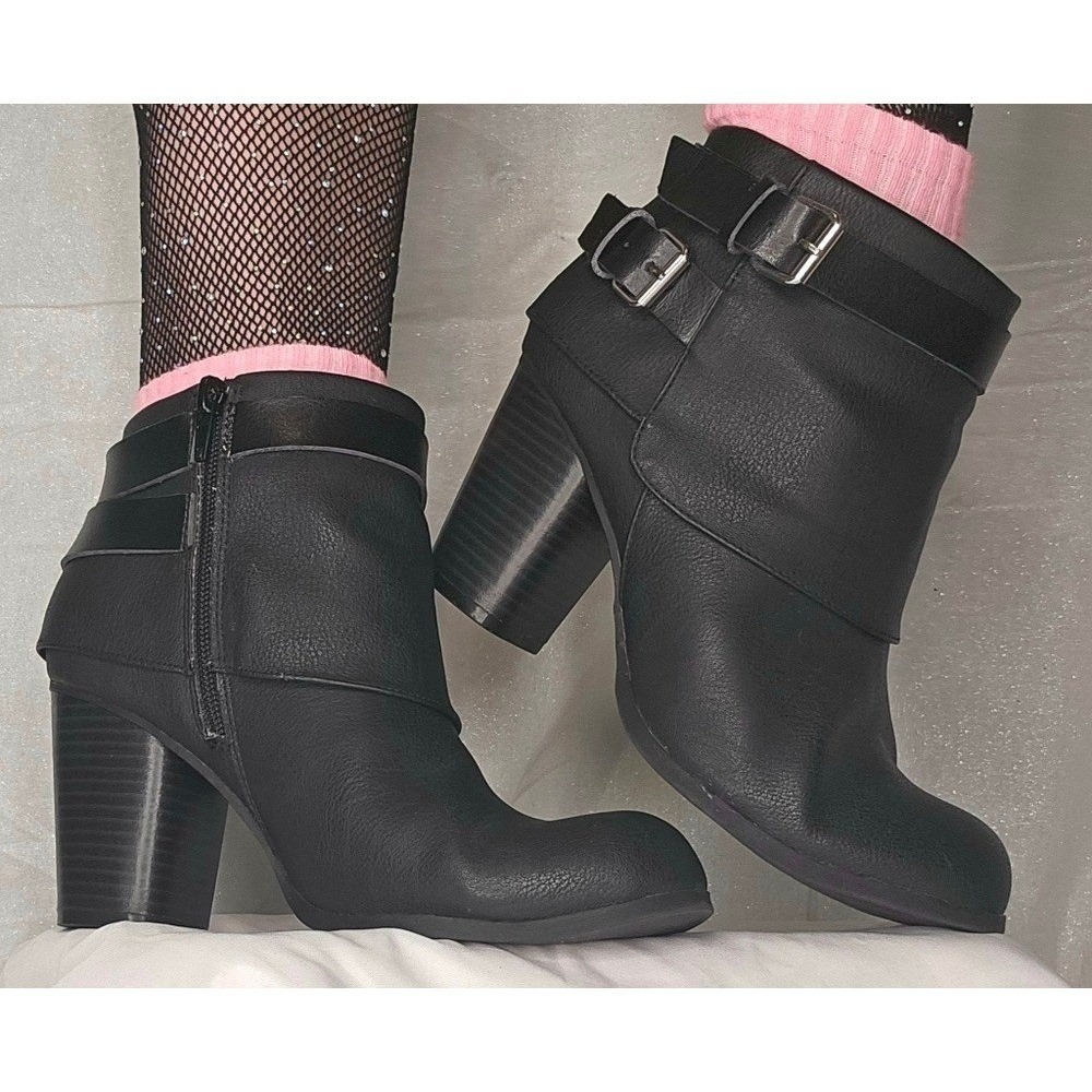 Madden Girl Black‎ Ankle Boot Chunky Heel Zipper Size 8